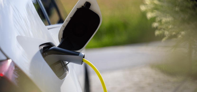 ¿Cómo cargar un auto eléctrico con energía solar en tu hogar?